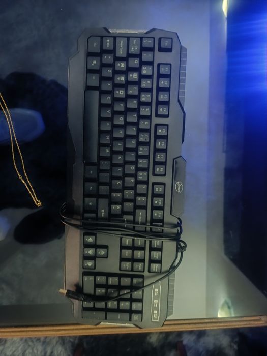 Vendo este rato e teclado e essa corrente e fone