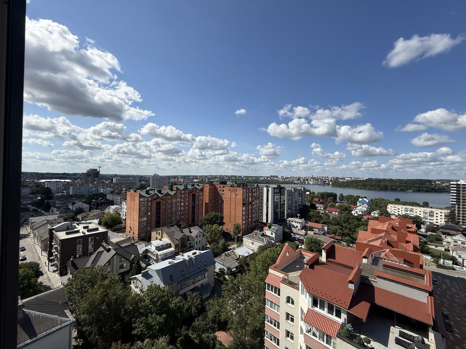 Продаж квартири з видом на озеро