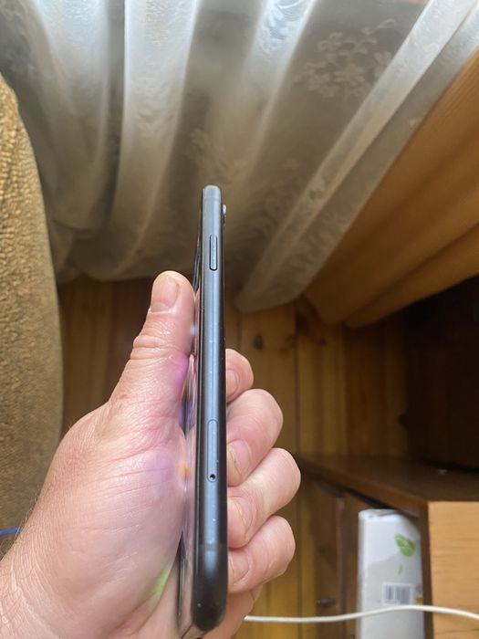 Продам iPhone XR 64GB Black (тріснута заднє скло)