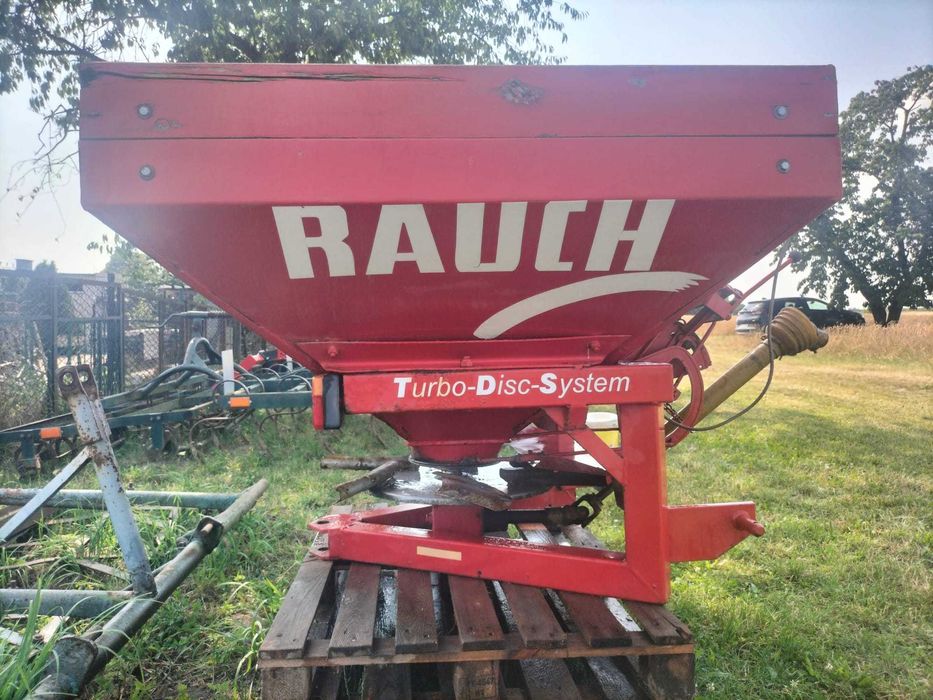 Rozsiewacz RAUCH 700 , 12 m rozsiewu 600 kg ładowności kabina agregat