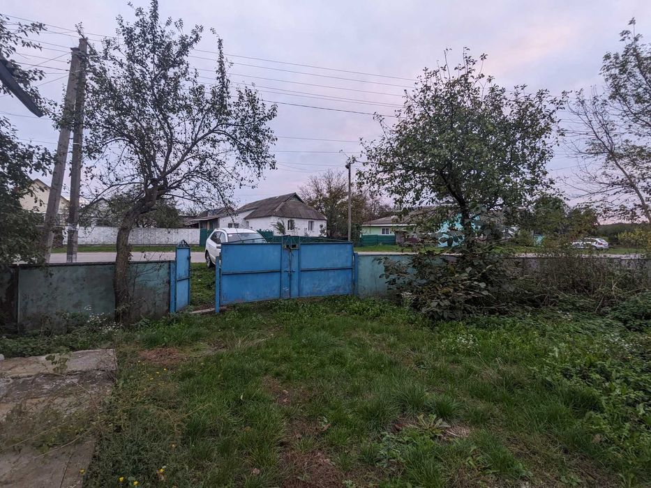 Продається земельна ділянка з одноповерховим цегляним будинком