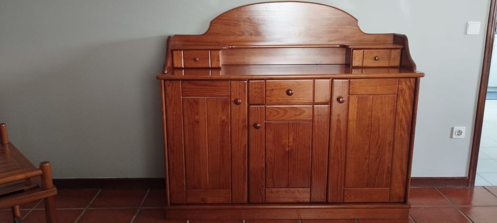 Aparador com alçado em pinho maciço tratado