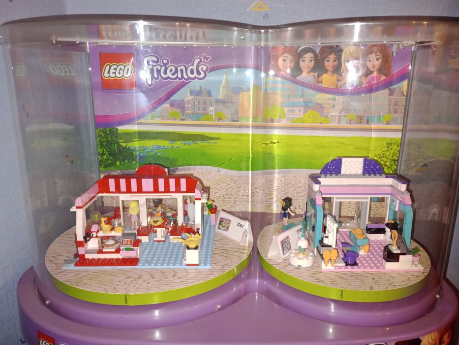 Zestaw LEGO friends w gablocie wystawa