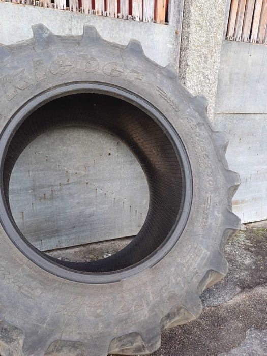 Pneu semi- novo para trator Kléber