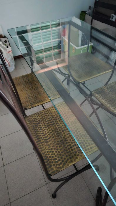 Conjunto de mesa com tampo de vidro e 4 cadeiras de cobre