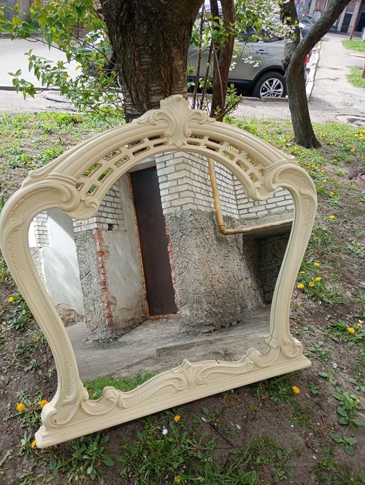 Велике дзеркало в обрамленні