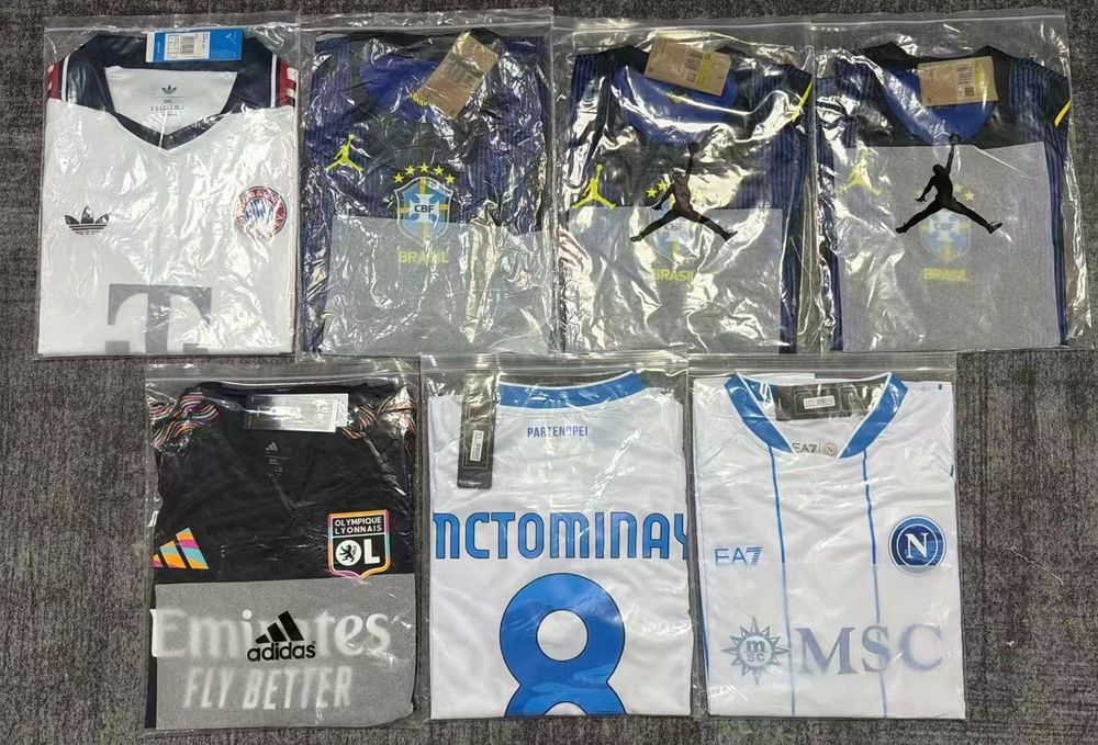 Camisolas de vários clubes e seleções