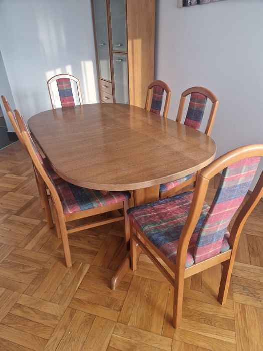 Stół do jadalni i 6 tapicerowanych krzeseł