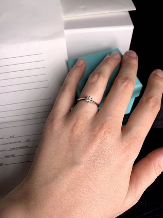 Оригінальна каблучка з діамантом Tiffany & Co