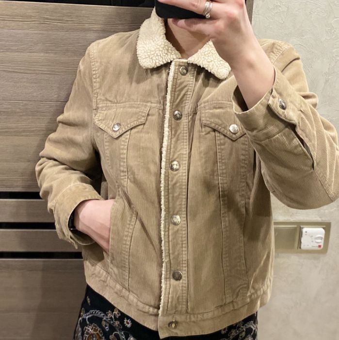 Бежева вельветова куртка American Eagle / чорне пальто