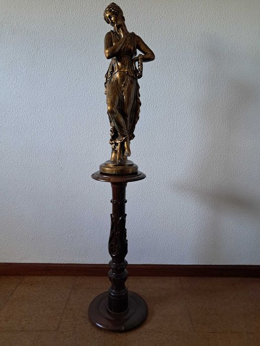 Estátua e base em madeira