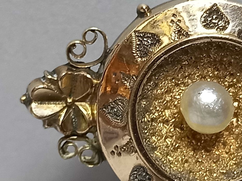 Brosza z perełką, metal złocony, XIX w.