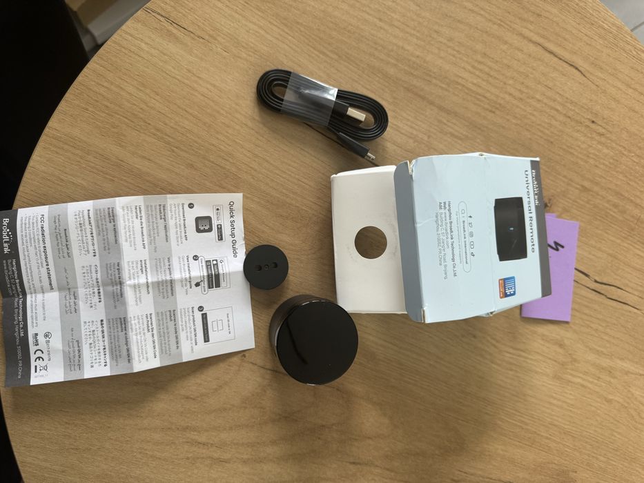 inteligentny, uniwersalny pilot na podczerwień BroadLink RM4 Mini.