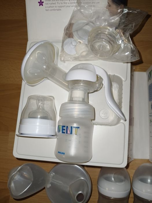 Zestaw Avent laktator, butelki, pojemniki na pokarm