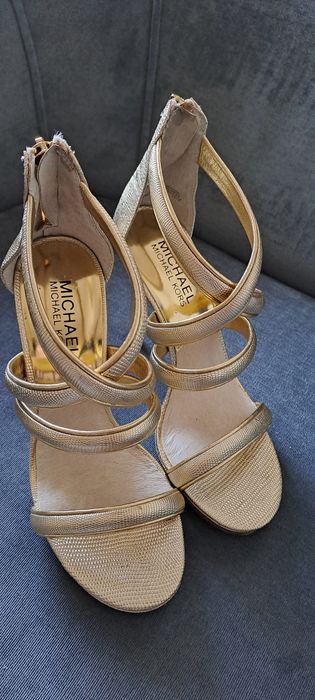 Sandálias douradas Michael Kors