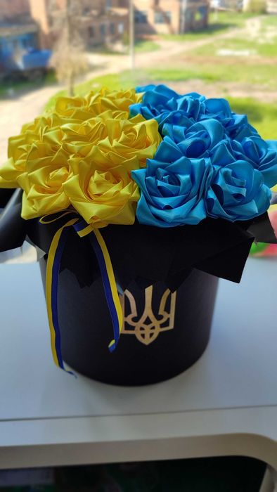 Атласні квіти піони рози