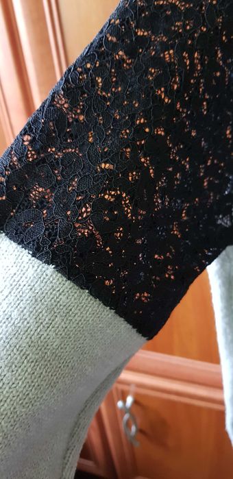 Sweter damski szary z czarna koronką