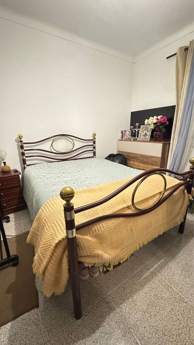 Cama casal em ferro em bom estado