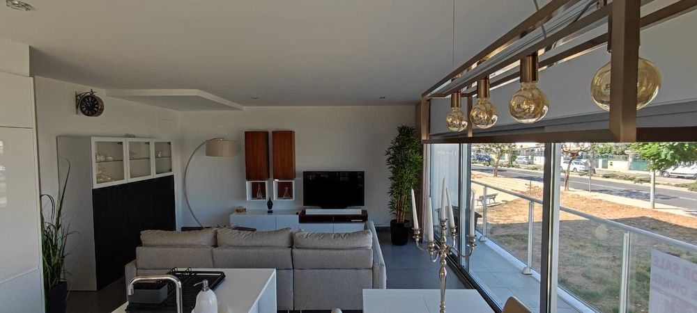 Excelente T2 com Grande Terraço, Piscina e 2 Lugares de Garagem