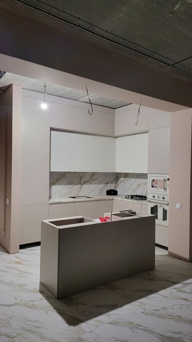 Встановлення монтаж меблів кухні шафи готові так і індивідуальні.