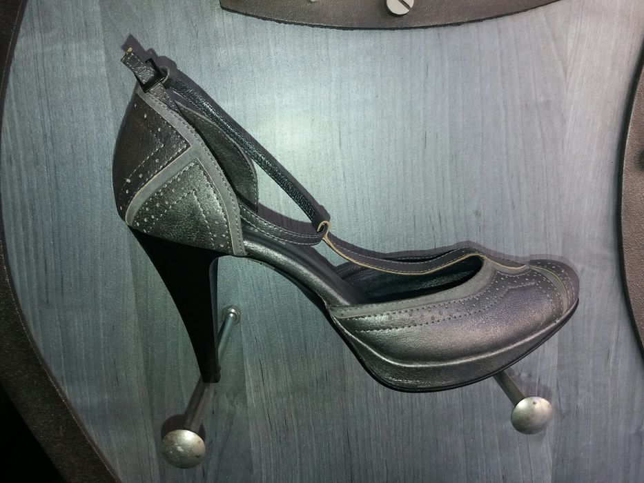 Conhpol szare srebrne czółenka pasek szpilki 35 38