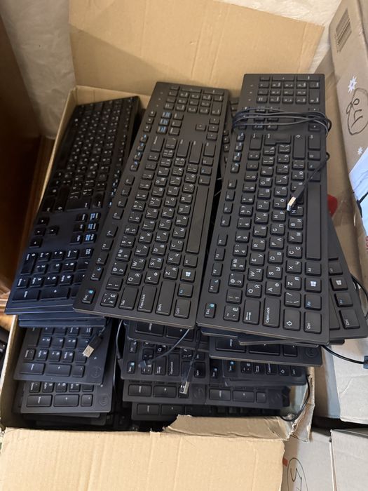 Компьютрні клавіатури Dell та Logitech
