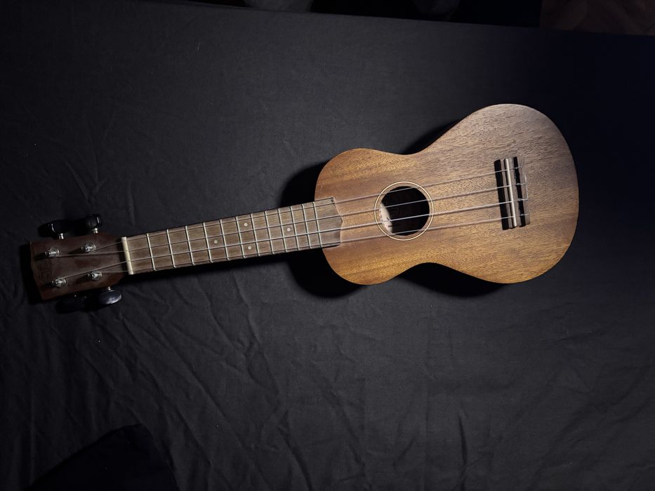 укулеле из натурального дерева