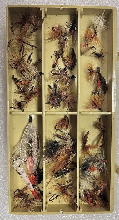 Zestaw starych muszek wędkarskich DAM oraz przyponów Hardy