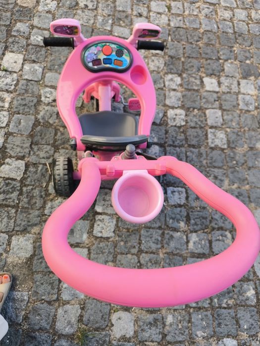 Triciclo cor de rosa da Feber