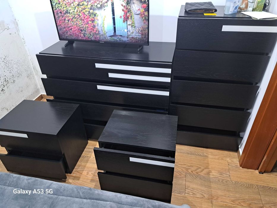 Cama s/colchao, comodas, camiseiro e mesinhas de cabeceira