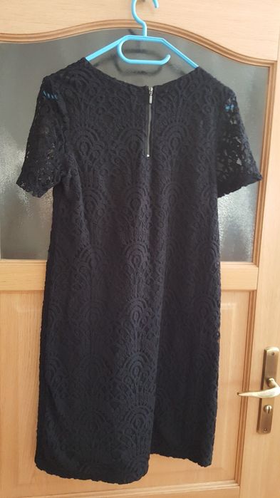 Elegancka czarna sukienka z koronki