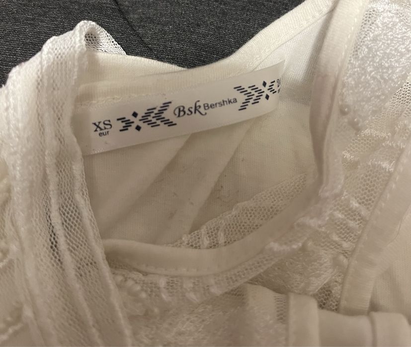 Biała sukienka Bershka
