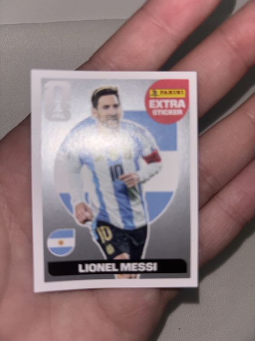 Título:  Lionel Messi Silver + Purple Extra Stickers Panini FIFA World Cup 2026 – Pack Fresh – Mint/NM