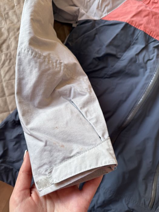 Жіноча куртка вітровка The North Face з технологією Dryvent
