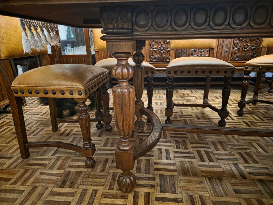 Mobilia de casa de jantar em madeira de castanho.