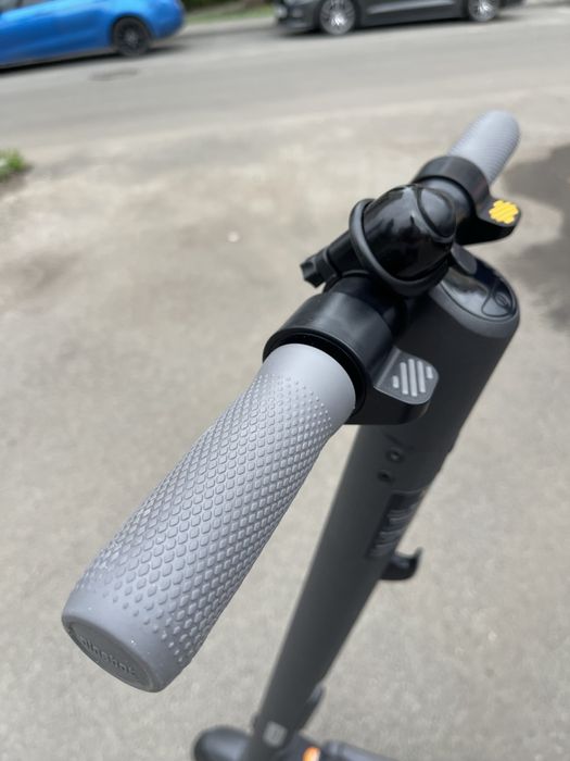 Продам самокат Ксиоми-Ninebot es2