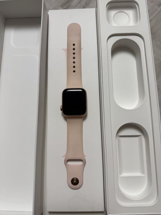Часы apple SERIES 4 Gold Aluminum ,40 мм