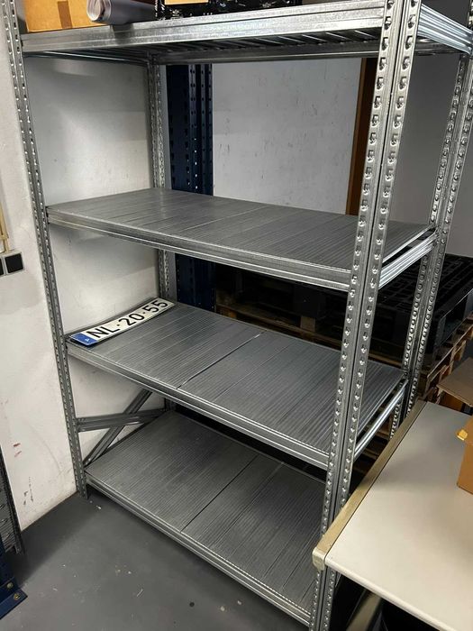 Estante Metálica com Prateleiras – Armazém / Garagem