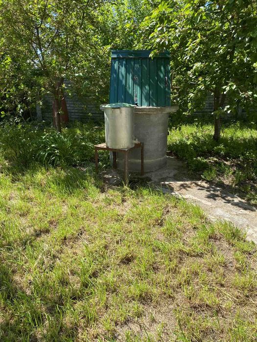 Затишний будинок на березі річки