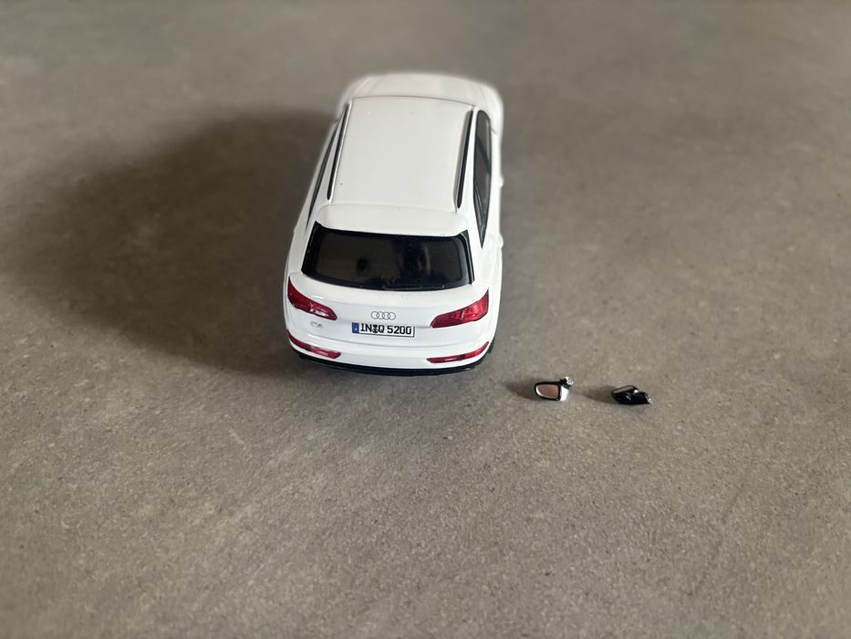 Model iScale skala 1/43 Audi Q5 uszkodzony