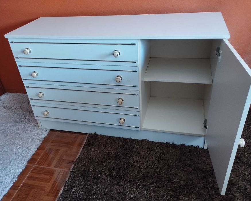 Cómoda branca de madeira com detalhes dourados