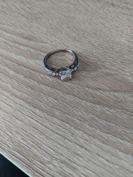 Pierścionki widoczne na zdjęciach