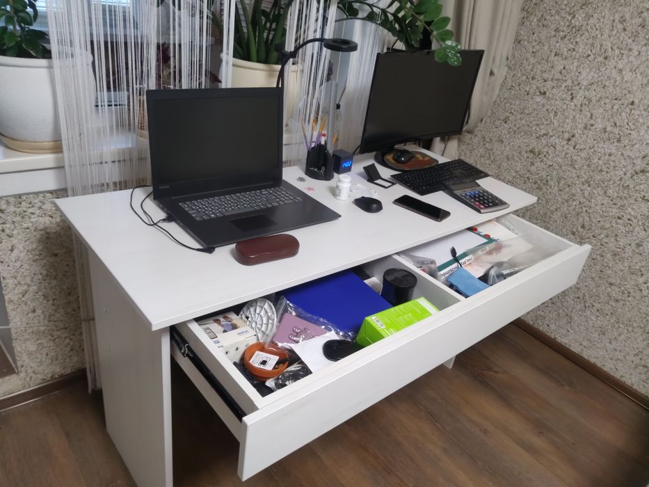 Письмовий стіл білий