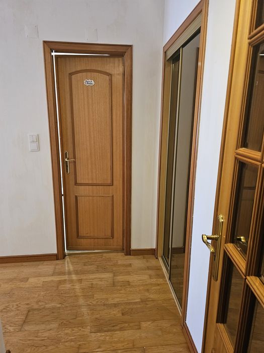 Alugo suite com muita luz natural e casa de banho grande.