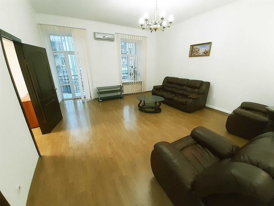 Без комісії. Оренда 3к квартири в Центрі, 130м2, вул. Шота Руставелі 34, метро Палац спорту, Площа Українських Героїв.