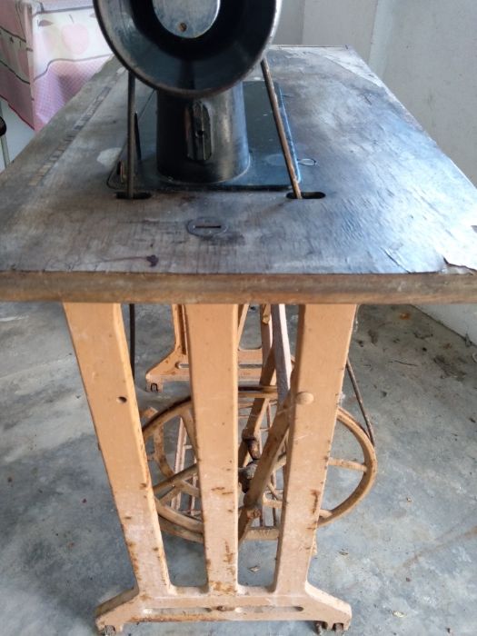 Máquina de costura Alfa centenária