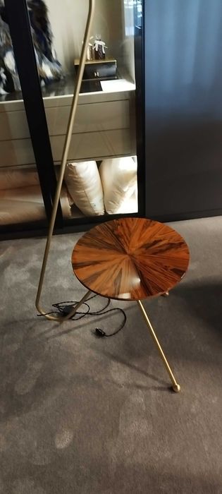 Candeeiro de pé com mesa de apoio