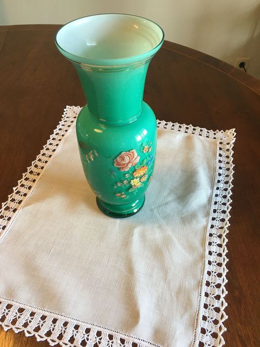 Jarra de vidro verde pintada