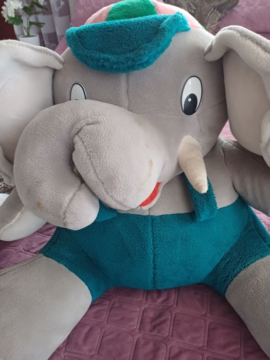 Величезний слон.