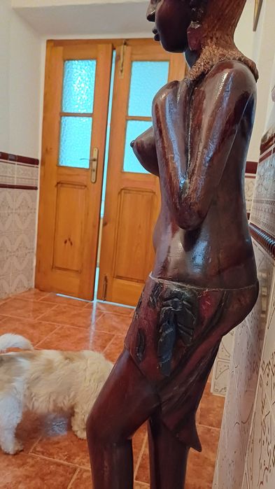 Estátua de madeira esculpida